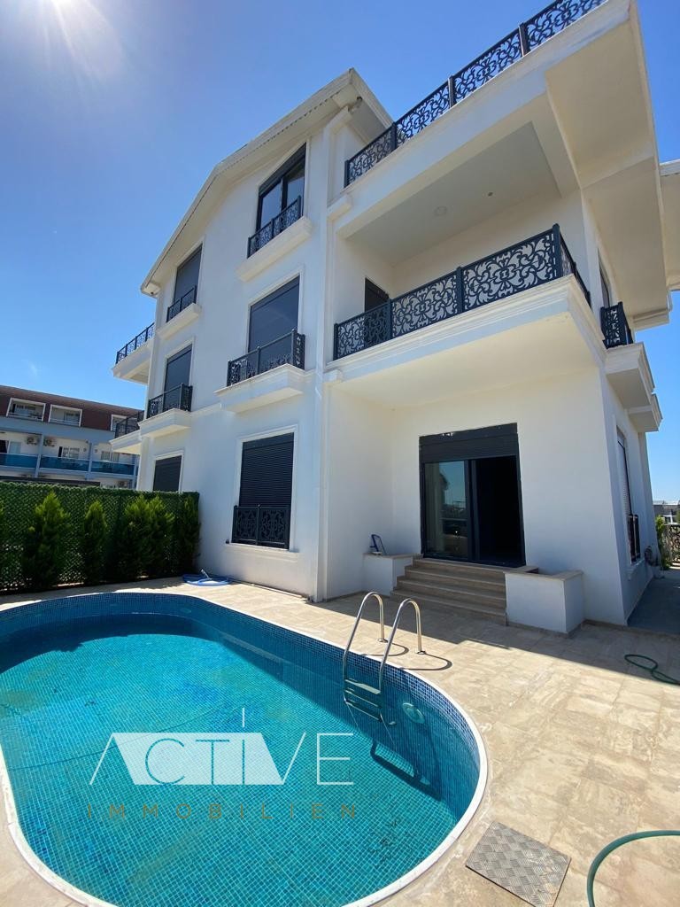 Doppelhaushälfte 200qm in Belek, privater Pool, 4 Schlafzimmer, 4 Bäder, 3 Etagen