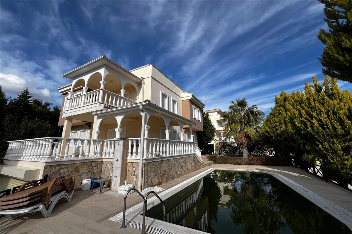 Villa 280qm mit Meerblick, 4 Schlafzimmer, 4 Bäder, privater Pool, Innenpool, Sauna, 3 Etagen